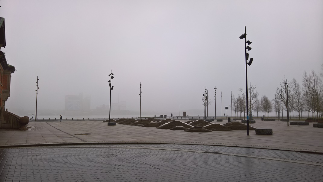 Kolejna fontanna, tym razem skompana we mgle